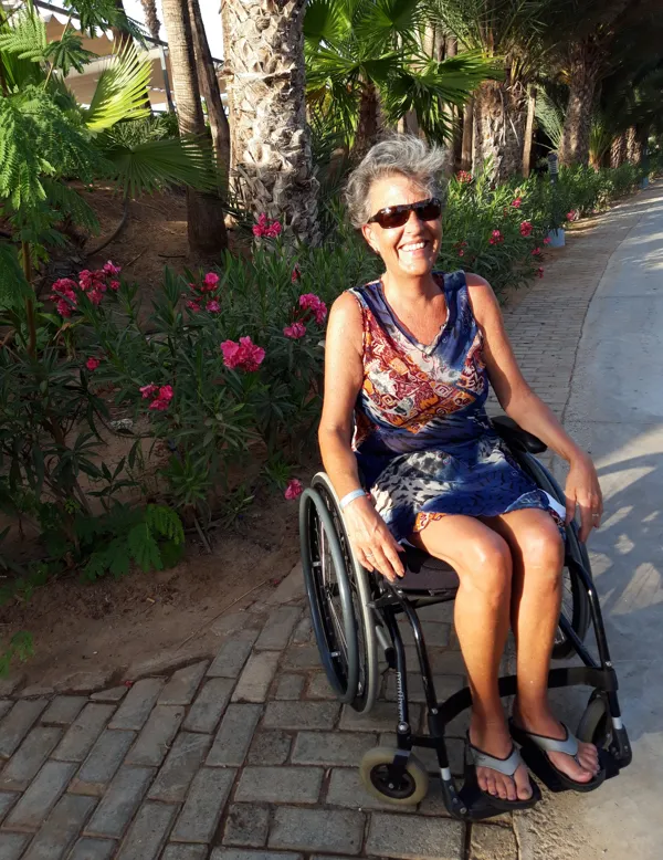 Charlotte sidder i kørestol