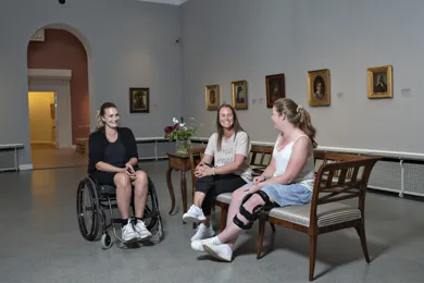 Tre ulykkesramte sidder og taler