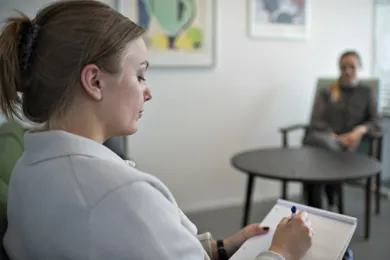 En medarbejder og en patient.