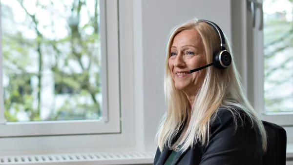 Vores sekretaer sidder klar med at hjaelpe og raadgive dig, og eventuelt sende dig videre til andre i huset.