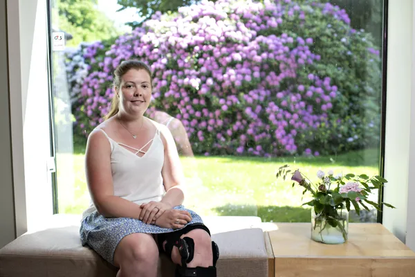 Kvinde sidder foran vindue