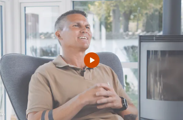 Screenshot fra video af Anders der sidder og fortæller