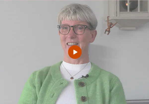 Screenshot fra video af Ghita der sidder ned