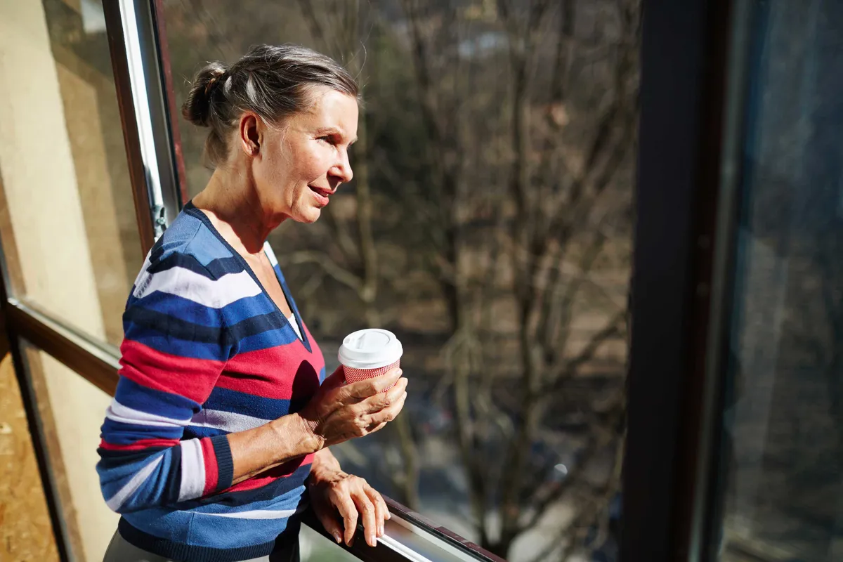 Kvinde ser ud af et vindue