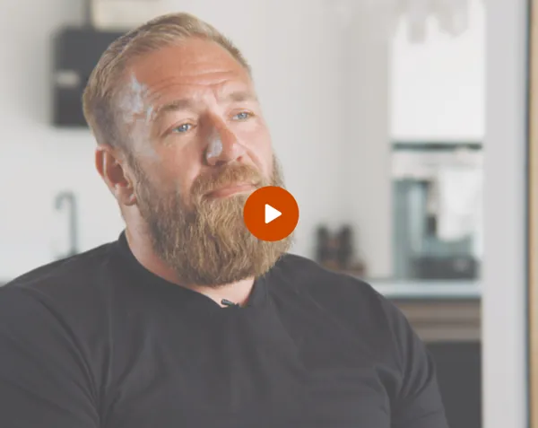 Screenshot fra video af Kim, der sidder ned