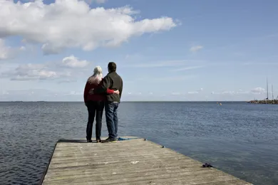 To personer staar og nyder vandet sammen