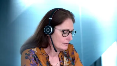 Kvinde taler i telefon