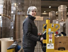 Hun står aldrig helt alene