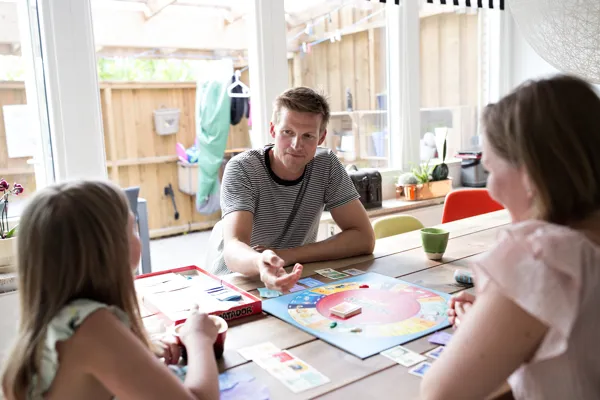 En familie spiller brætspil