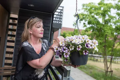 En kvinde vander sine blomster