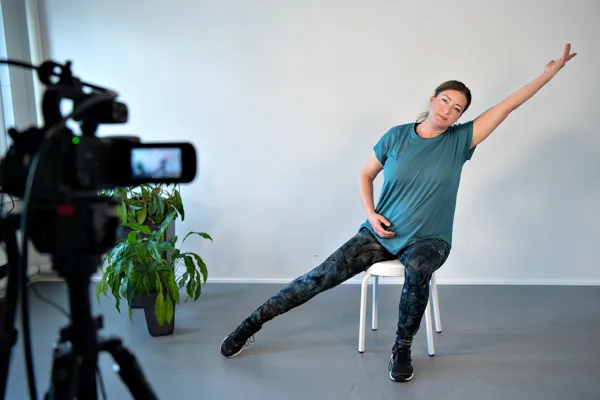 Kamera optager kvinde traene