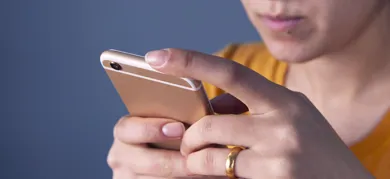 En kvinde er på sin telefon.